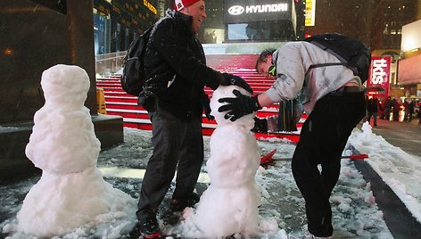 Niujorko centre turistai lipdo sniego senius