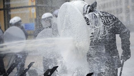 Ūkininkų surengtas protestas Briuselyje: pienu apipiltas Europos parlamentas
