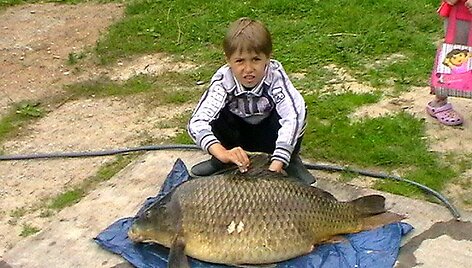 Alos sūnus su karpiu (16,8 kg).