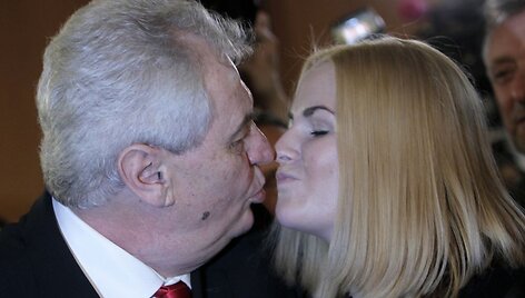 Čekijos prezidentas Milo&scaron;as Zemanas po pergalės rinkimuose bučiavo ne žmoną, o dukrą Kateriną