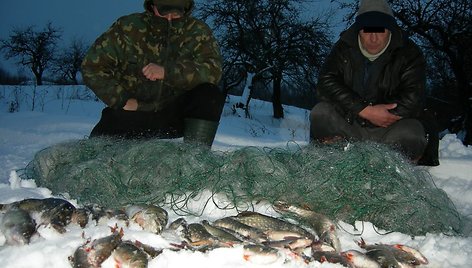 Ant Dysnų ežero ledo sugauti brakonieriai