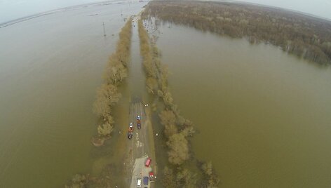 Potvynis pamaryje: apsemta pusė kilometro kelio Rusnė-&Scaron;ilutė