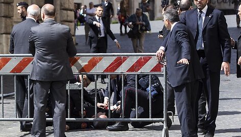 Kruvinas i&scaron;puolis prie Italijos Vyriausybės rūmų