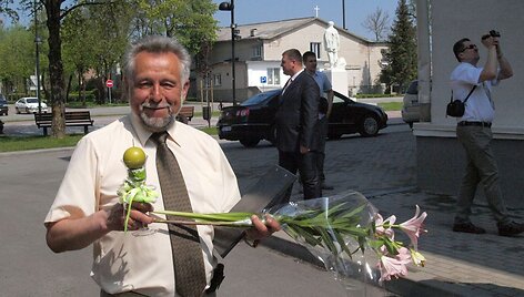 Dailininkas, poetas Vytautas Kusas po apsilankymo pirmojoje i&scaron; 9-ių ekspozicijų,atidarytų tą pačią dieną.