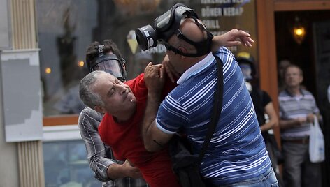 Turkijos policija &scaron;e&scaron;tadienį su a&scaron;arinėmis dujomis ir vandens patrankomis &scaron;turmavo Stambulo Gezi parką.