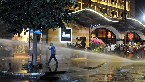 Turkijos policija &scaron;e&scaron;tadienį su a&scaron;arinėmis dujomis ir vandens patrankomis &scaron;turmavo Stambulo Gezi parką.