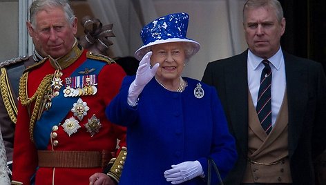 Londone surengtas karinis paradas karalienės Elizabeth II gimtadienio proga