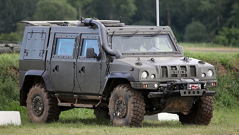 Itališki šarvuočiai „Iveco LMV“ ir rusiški „Rys“