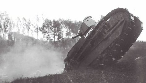 Lietuvos Renault FT Kerštas demonstruoja tanko pravažumo savybes.