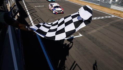 Jonas Karklys Vokietijos ADAC TCR čempionato etape Niurburgringe i&scaron;kovojo podiumą
