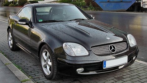 Mercedes-Benz SLK320 – labai artimas Crossfire giminaitis. (M 93, Wikimedia)