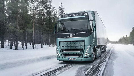 Sunkvežimių darbas žiemą tikrai nesustoja. (Volvo Trucks nuotrauka)