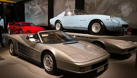Ferrari Testarossa Spider prie mėlyno 275 GT/B. &Scaron;ie du automobiliai naudoja skirtingų kartų centrines veržles. (Surreal Name Given, Wikimedia(CC BY 2.0)