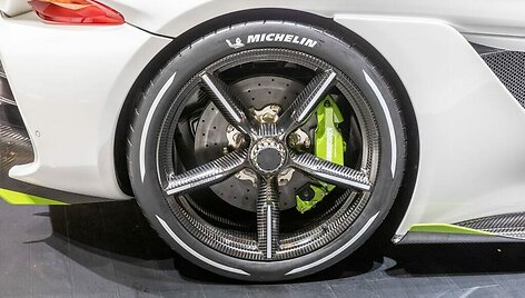 Koenigsegg Jesko ratas su centrine veržle. Toks dizainas leidžia sumažinti centrinės ratlankio dalies apimtis, sutaupyti svorio ir pagerinti stabdžių au&scaron;inimą. (Matti Blume, Wikimedia(CC BY-SA 4.0)