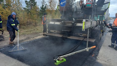 Iš naudotų padangų adaptuotas kelio dangos mišinys / „Rubbintec SIA“ nuotr.