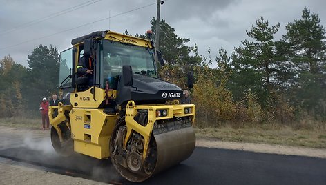 Iš naudotų padangų adaptuotas kelio dangos mišinys / „Rubbintec SIA“ nuotr.