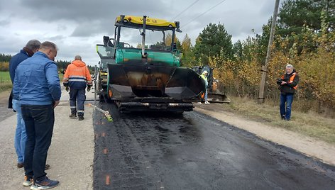 Iš naudotų padangų adaptuotas kelio dangos mišinys / „Rubbintec SIA“ nuotr.