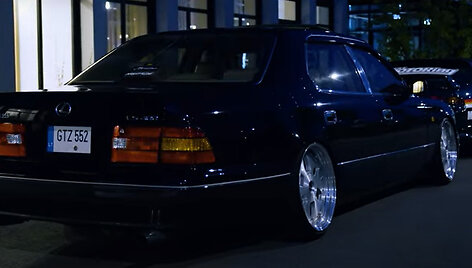 Įspūdingi automobiliai Vilniaus gatvėse
