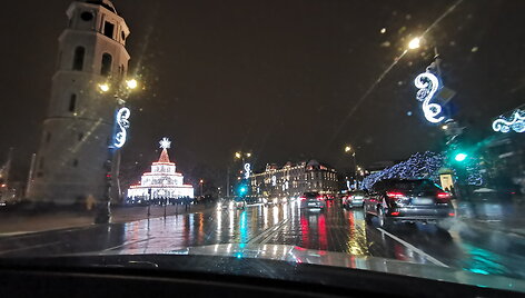 Eismas prie Vilniaus Katedros aik&scaron;tės, kurioje miestiečius džiugina Kalėdų eglutė
