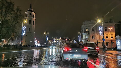 Eismas prie Vilniaus Katedros aik&scaron;tės, kurioje miestiečius džiugina Kalėdų eglutė