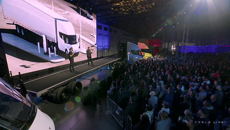 Elonas Muskas pristatė elektrinį vilkiką „Tesla Semi“