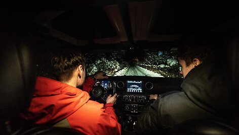 Pusnyse įstrigusių automobilių gelbėjimo akcija