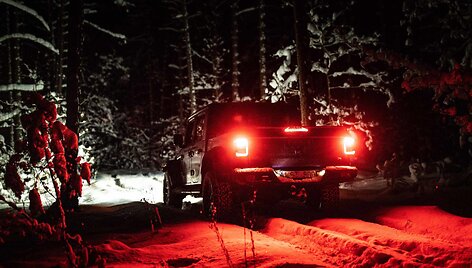 Pusnyse įstrigusių automobilių gelbėjimo akcija
