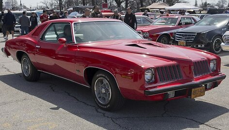 1974-ųjų Pontiac Grand Am turėjo geriau į kėbulą integruotus bamperius. Beje, ant &scaron;io Grand Am kapoto matote NACA oro įsiurbimo angas. (Mr.choppers, Wikimedia (CC BY-SA 3.0)