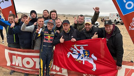 Rokas Baciu&scaron;ka Dakaro SS8 fini&scaron;e sirgalių pasitiktas dainomis