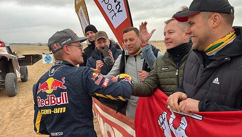Rokas Baciu&scaron;ka Dakaro SS8 fini&scaron;e sirgalių pasitiktas dainomis