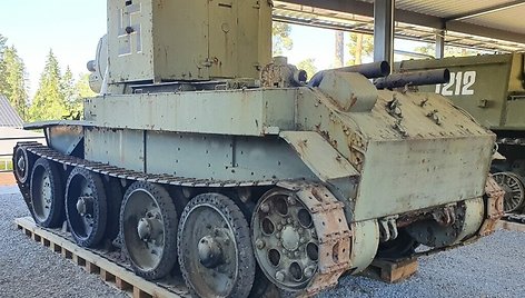 BT-42 buvo daug lėtesnis už tanką, kurio pagrindu buvo sukurtas.