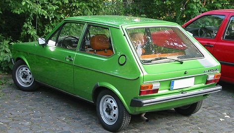 Neįmanoma paneigti, kad Audi 50 gale matomos pirmos kartos Volkswagen Golf dizaino užuominos. (Sven Storbeck, Wikimedia (CC BY-SA 3.0)