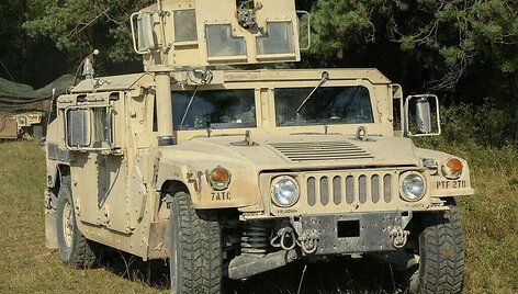Humvee (oficialiai &ndash; HMMWV). Gerai įsižiūrėję ir &scaron;io karinio visureigio veide i&scaron;vysite originalaus Jeep genų. (Pfc. Caleb Foreman, Wikimedia)