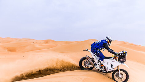 A.Gelažninko mokiniai Modestas Siliūnas ir Gediminas &Scaron;atkus Abu Dhabi Desert Challenge