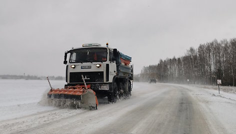 Keliuose siautėja stiprus vėjas, sniegu dengiantis net automagistrales