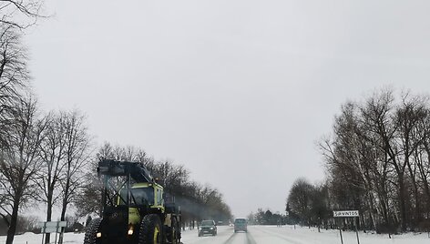 Keliuose siautėja stiprus vėjas, sniegu dengiantis net automagistrales