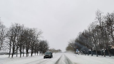 Keliuose siautėja stiprus vėjas, sniegu dengiantis net automagistrales