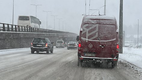 Penktadienio vakarą sugrįžus žiemai Vilniuje kilo spūstys