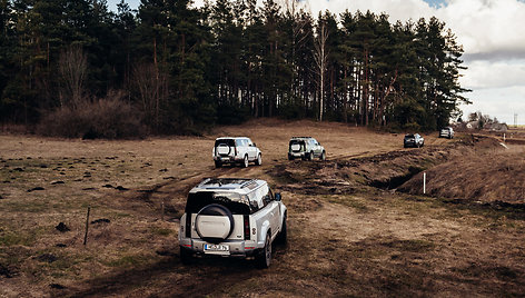 „Land Rover Defender“ bandymai Druskininkų miškuose