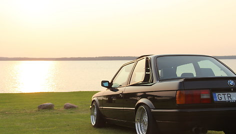 Istorinių BMW gerbėjų renginys„E30fan.lt laiko automobilis“.