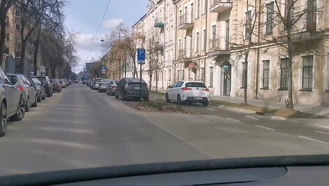 automobilis-vaziuoja-dviraciu-taku