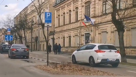 Toyota važiuoja dviračių taku Vilniuje, Algirdo gatvėje