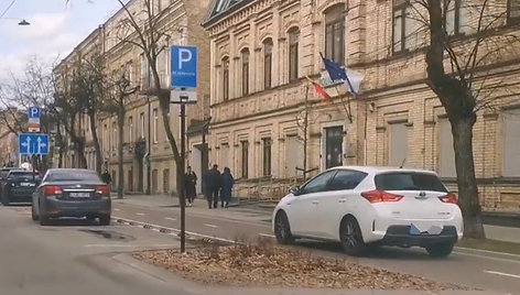 Susiaurintos Vilniaus gatvės susuko galvą: automobilis pasuko dviračių taku
