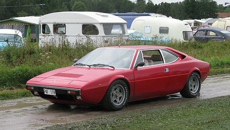 Dino 308 GT. Tai – Ferrari modelis, bet pirmieji automobiliai neturėjo Ferrari ženklų. (nakhon100, Wikimedia(CC BY 2.0)