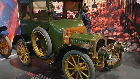 1907-ųjų De Dion-Bouton su Michelin padangomis. Automobilis prancūziškas ir padangos prancūziškos, bet netrukus įsitvirtino ratlankių matavimas coliais.