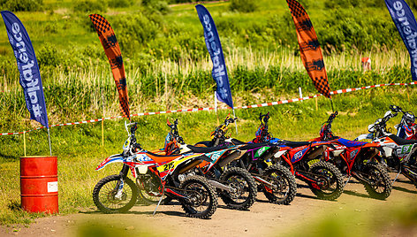 „Hard Enduro“ lenktynininkai, žiūrovai ir smalsuoliai rinkosi „Auto Moto Parke“