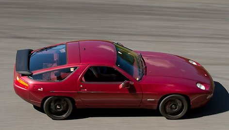 Galinis Porsche 928 stiklas yra gana didelis ir kyla virš gale sėdinčių keleivių galvų. (Antti, Wikimedia (CC BY 2.0)