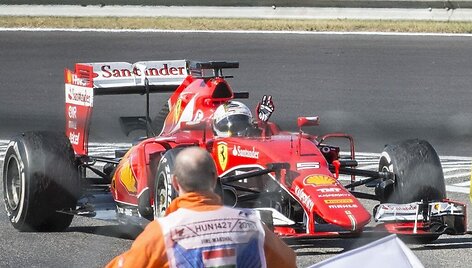 Sebastianas Vettelis po laimėtų 2015-ųjų Vengrijos Grand Prix važiuoja į nugalėtojų apdovanojimo ceremoniją. Atkreipkite dėmesį, kiek gumos jis surinko. (P&eacute;ter Bencsik, Wikimedia(CC BY 2.0)