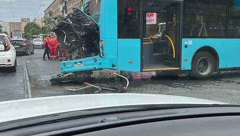 Iš autobuso MAZ Sankt Peterburge iškrito variklis