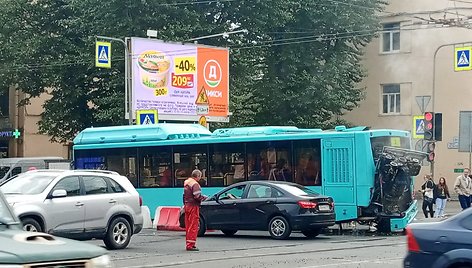Iš autobuso MAZ Sankt Peterburge iškrito variklis